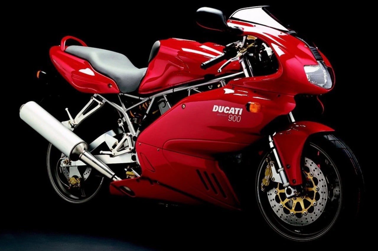 <div class='descrGalleryTitle'>Supersport 900 2^ serie</div><div class='descrGalleryText'><p>La seconda serie delle moderne Ducati Supersport debuttò nel 1998, profondamente rivista rispetto al modello precedente di Miguel Galluzzi e <b>disegnata da Pierre Terblanche</b>, padre di altri modelli discussi come la 999 e la prima Multistrada. Fu proprio il design a dividere, ispirato a quello della Supermono ma più <b>barocco, privo della semplicità </b>della prima Supersport e incapace di convincere e farsi amare. Nel 2007 uscì di produzione e oggi le quotazioni dell’usato la etichettano come <b>una delle Ducati meno apprezzate</b>, certamente meno della prima serie.</p>
<p><b>Valore storico: 1/5 Valore collezionistico: 1/5</b></p>
</div>